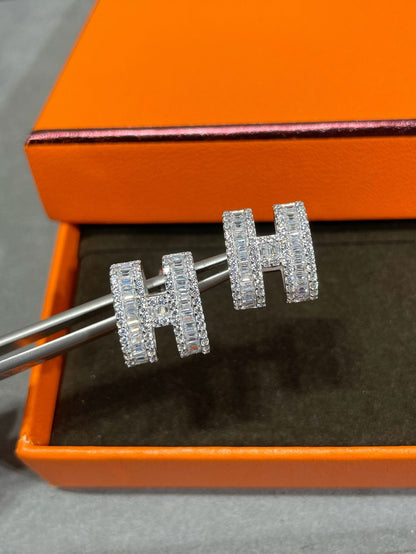 [Kaelin Vow]H STUD EARRINGS WITH SILVER DIAMONDS