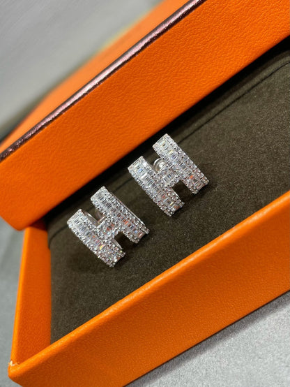 [Kaelin Vow]H STUD EARRINGS WITH SILVER DIAMONDS
