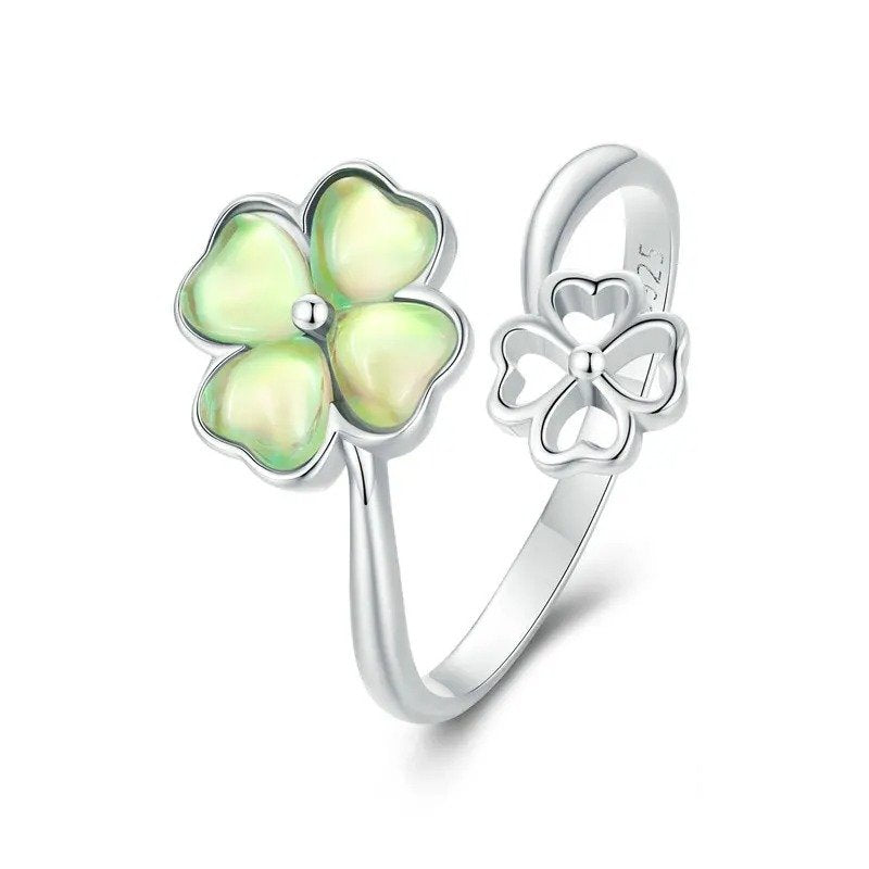 Weißgoldbeschichteter Ring mit Glückskleeblatt