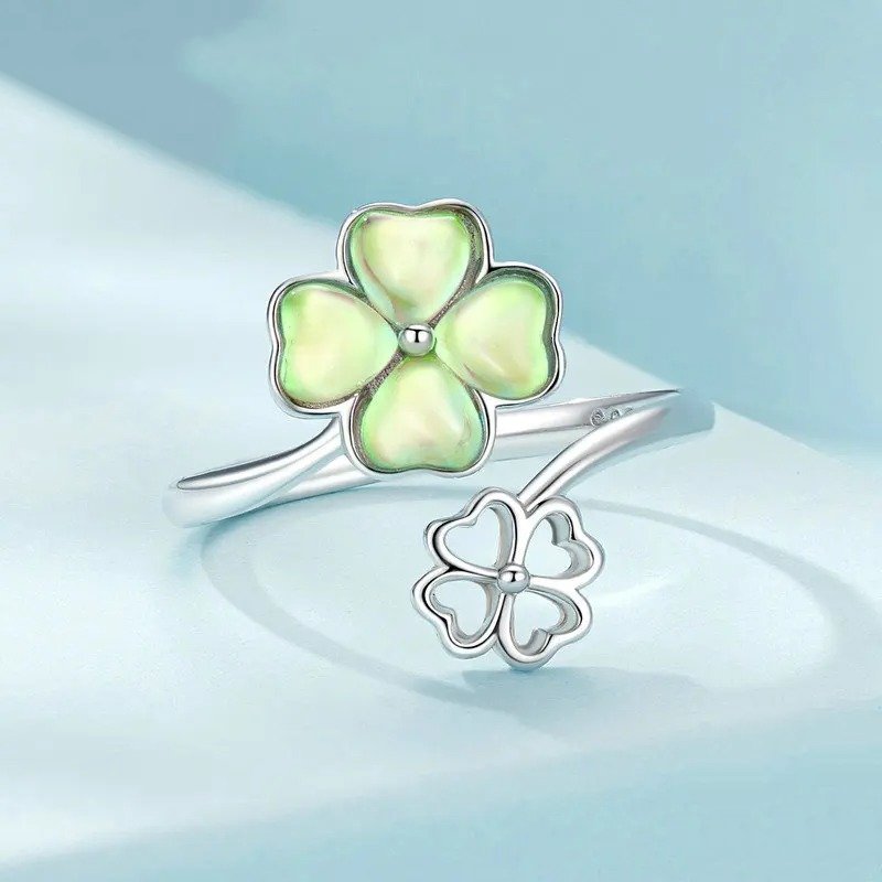Weißgoldbeschichteter Ring mit Glückskleeblatt