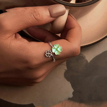 Weißgoldbeschichteter Ring mit Glückskleeblatt