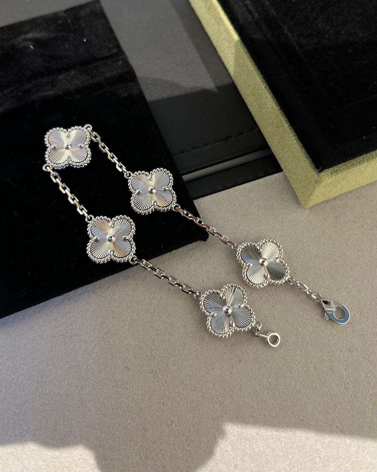[Kaelin Vow] CLOVER 5 MOTIF LASER BRACELET COLLECTION